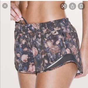 Lululemon Hotty Hot Short II 2.5”